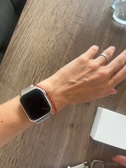 Apple watch 8 series hvězdně bílé