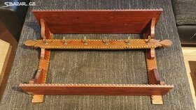 Dřevěná, vyřezávaná police na stěnu