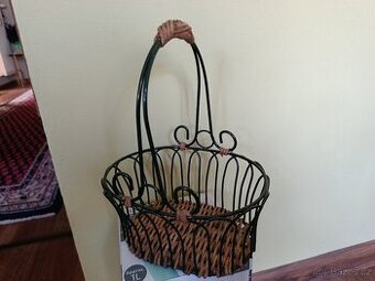 Dekorativní kovový koš s proutěným dnem