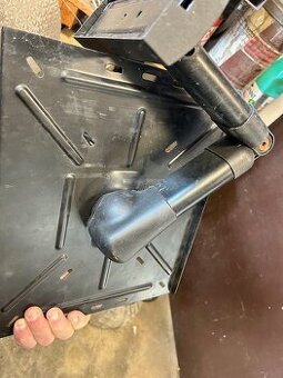 Prodej otočného držáku TV na zeď.