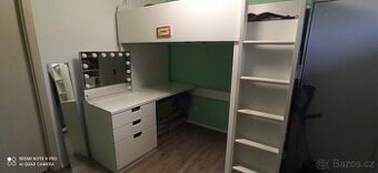 Dětská patrová postel Smastad s psacím stolem se dvěmi polic