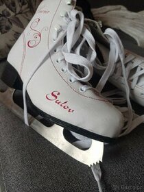 Dívčí zimní brusle