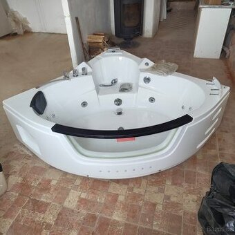 Velká hydromasážní vířivá vana