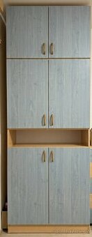 Prostorná šatní skříň s nástavcem – skvělý stav