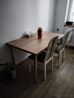 jídelní stůl