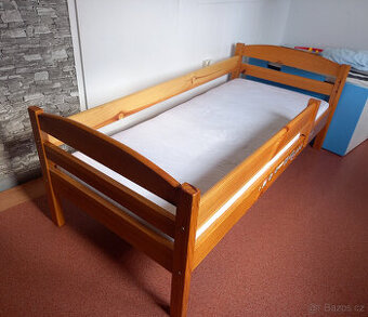 Dětská postýlka z masivního dřeva.