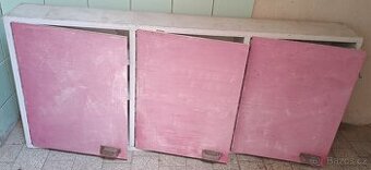 Staré nástěnné kuchyňské skříňky- vždy trojskříňka, 2 ks