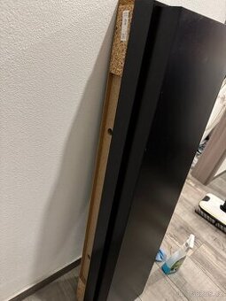 Závěsné police v černé barvě včetně kotevního materiálu