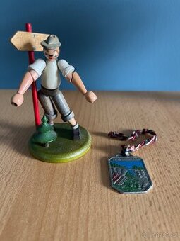 Retro dřevěná figurka J. Schovánek + turistická známka