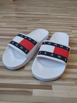 PÁNSKÉ NAZOUVÁKY | BÍLÉ | TOMMY JEANS