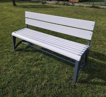 Zahradní lavička...