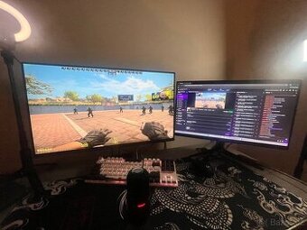 Počítač+ mikrofon+ klávesnice +myš + dva stoly