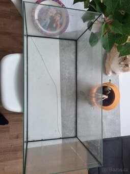 Praskle akvarium 54l s krytem