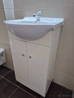 Umyvadlo se skříňkou šíře 50cm + baterie + výpusť