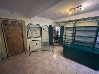 Kovové regály z prodejny s textilem