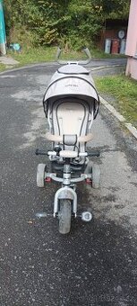 Dětská tříkolka s vodící tyčí