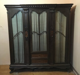 Starožitná skříň