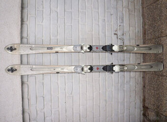 Málo jeté carvingové lyže 160 cm K2 USA, bezvadný stav.