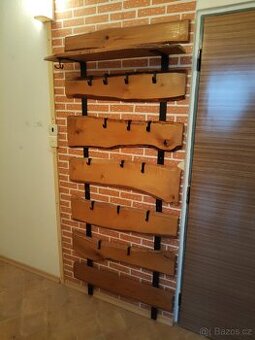 Nástěnný věšák z masivu