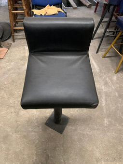 Barová židle černá s uchycením do země - použitá