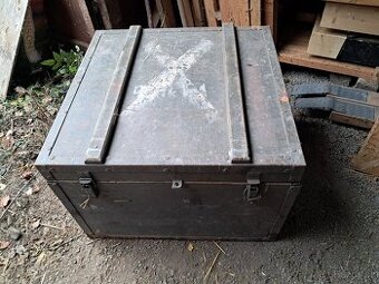 Vojenská bedna - 69x66cm, výška 48cm, dřevěná okovaná