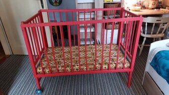 dětská stará postýlka