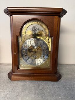 Krásný hodiny s zvonkohrou a datumem