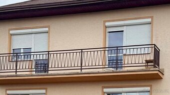 Bílé rolety na celý dům