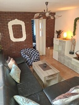 PRONAJMU KRÁSNÝ A SLUNNÝ ZAŘÍZENÝ BYT S VENKOVNÍM POSEZENÍM - 1