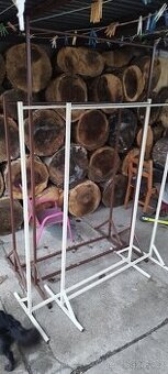 Stojan na ramínkový textil