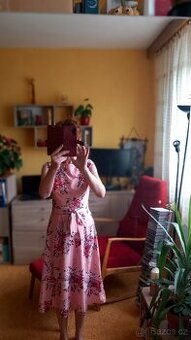 Projmuté květované šaty s páskem, vel. S