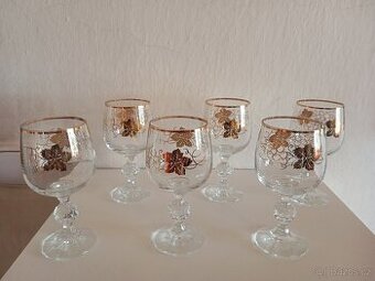 Zlatě zdobené sklenice na víno