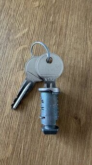 Zámek Thule N132 + 2 klíče