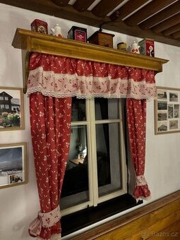 Dřevěná garnýž z masivu s policí na míru.