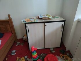 Kancelářský nábytek, konferenční stůl, skříň, komoda, regál