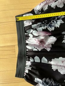 Dlouhá saténová černá sukně s květy - 1