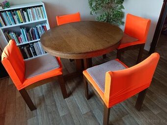 🪑 Jídelní stůl + 4 židle – masivní dřevo
Prodám klasický
