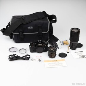 Canon A-1 se dvěma objektivy a příslušenstvím - 1