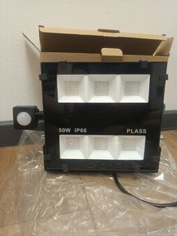 LED REFLEKTOR 50W s PIR čidlem, IP66, 50W LED