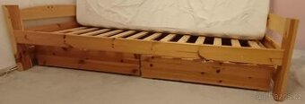 Jednolůžková masivní postel se šuplíky
