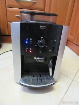 Nabízím kávovar Krups. Nefunkční. Jen svítí displej. Nejde o