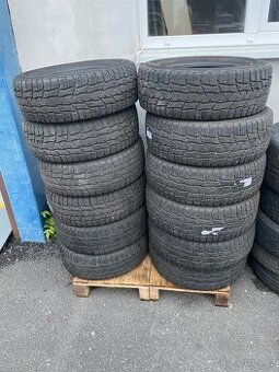 Nokian 215/65 r15c zimní
