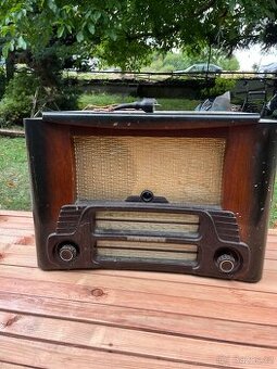 Gramorádio TESLA (rádio + gramofon)