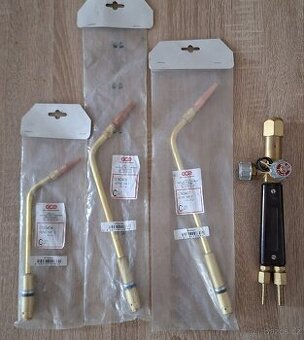 Rukojeť hořáku autogenu a svařovací nástavce od firmy GCE.