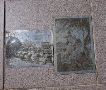 Dvě staré plechové tabulky s reliéfem