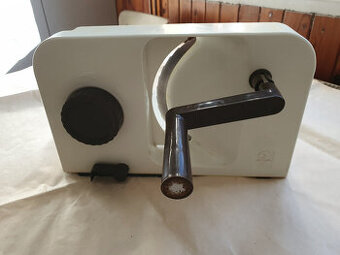 Ruční kráječ a univerzální strouhač