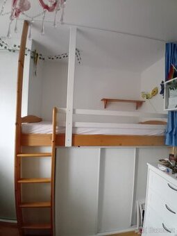 Patrová postel s úložným prostorem s posuvnými dveřmi