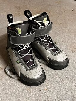 Wakeboard vázání Liquid Force vel. 13