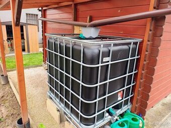 Černá 1000l IBC nádrž