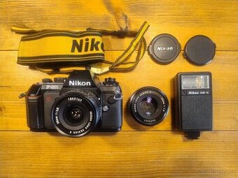 Nikon F301 s dvěma objektivy, original popruhem a bleskem